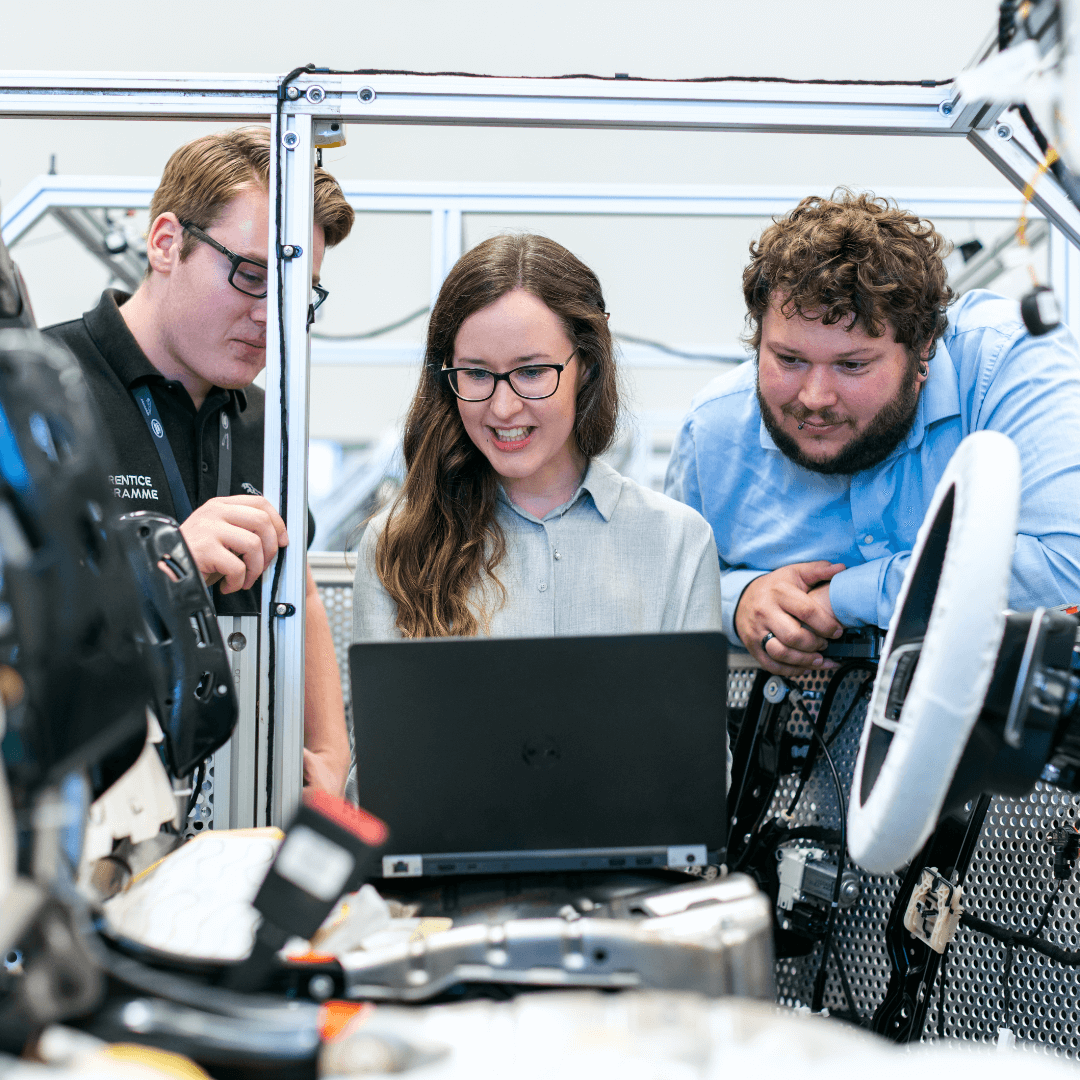 Industrial recruitment - perm Industrial recruitment - team of engineers working on a project